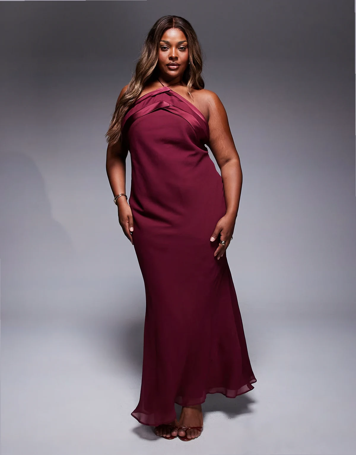 ASOS DESIGN Curve – Bordowa sukienka maxi z dekoltem halter i satynową taśmą