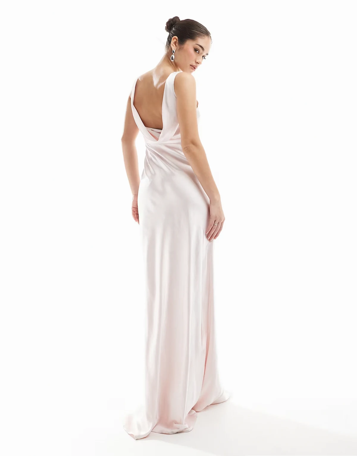 Bridesmaid – Pudroworóżowa satynowa sukienka maxi dla druhny z drapowanym tyłem