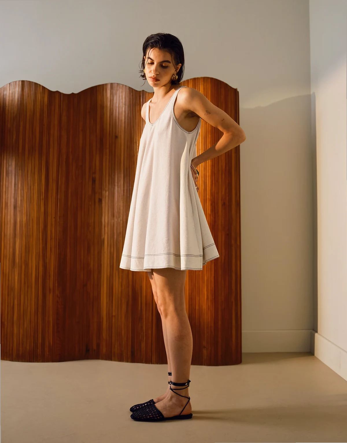 Topman – Lniana sukienka trapezowa mini w kolorze naturalnym z kontrastowym przeszyciem