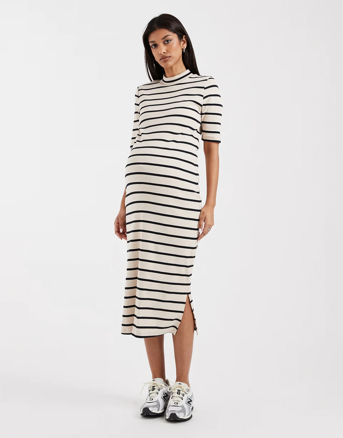 Maternity – Hochgeschlossenes Midikleid in Creme mit halblangen Ärmeln und schwarzen Streifen