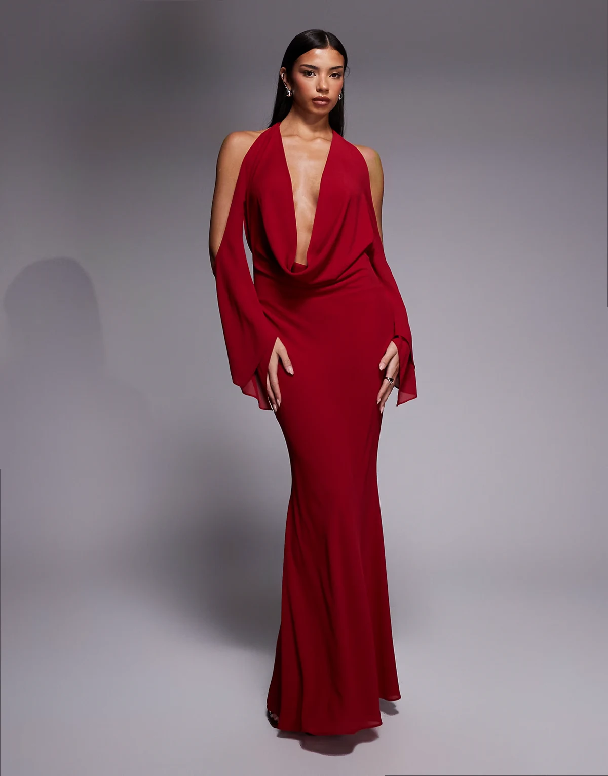 – Rosanna – Bordowa szyfonowa sukienka maxi z dekoltem halter i odkrytymi plecami