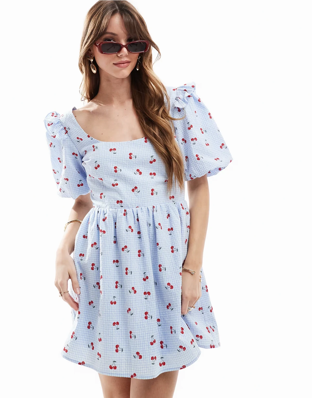 Exclusive – Niebieska marszczona sukienka mini w stylu babydoll z bufkami z kory we wzór w kratkę i wisienki