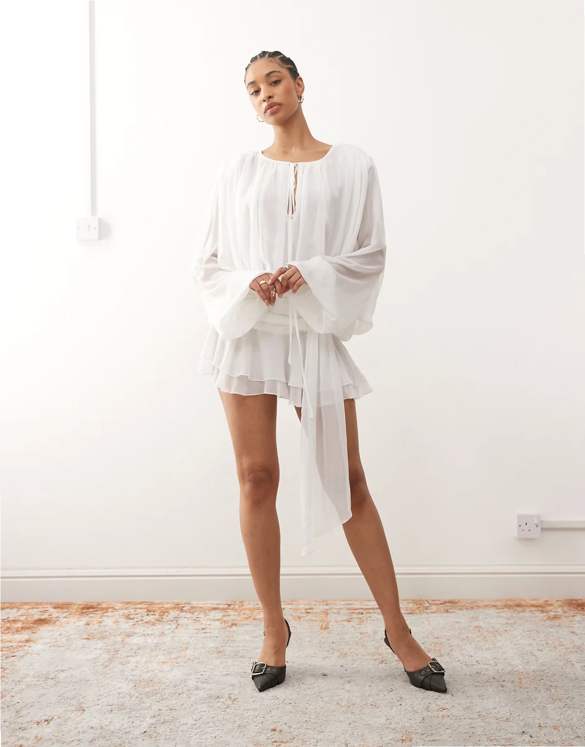 – Elements – Biała szyfonowa sukienka mini z drapowaniem i ozdobnym dołem
