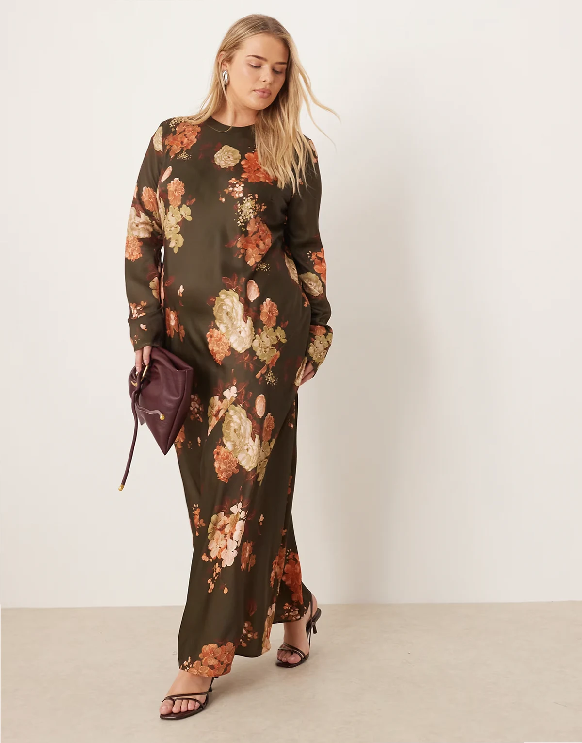 ASOS DESIGN Curve – Czekoladowobrązowa sukienka maxi z matowej satyny w kwiaty z przeszyciami