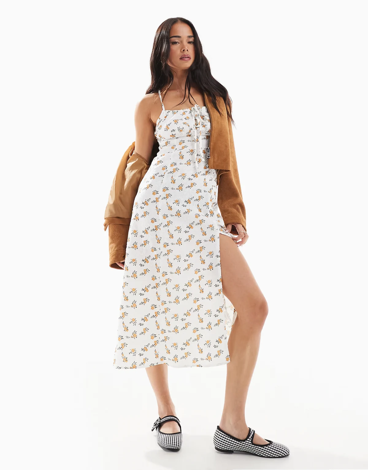 – Marszczona na dekolcie sukienka midaxi ze skrzyżowanymi na plecach ramiączkami w drobny kwiatowy wzór