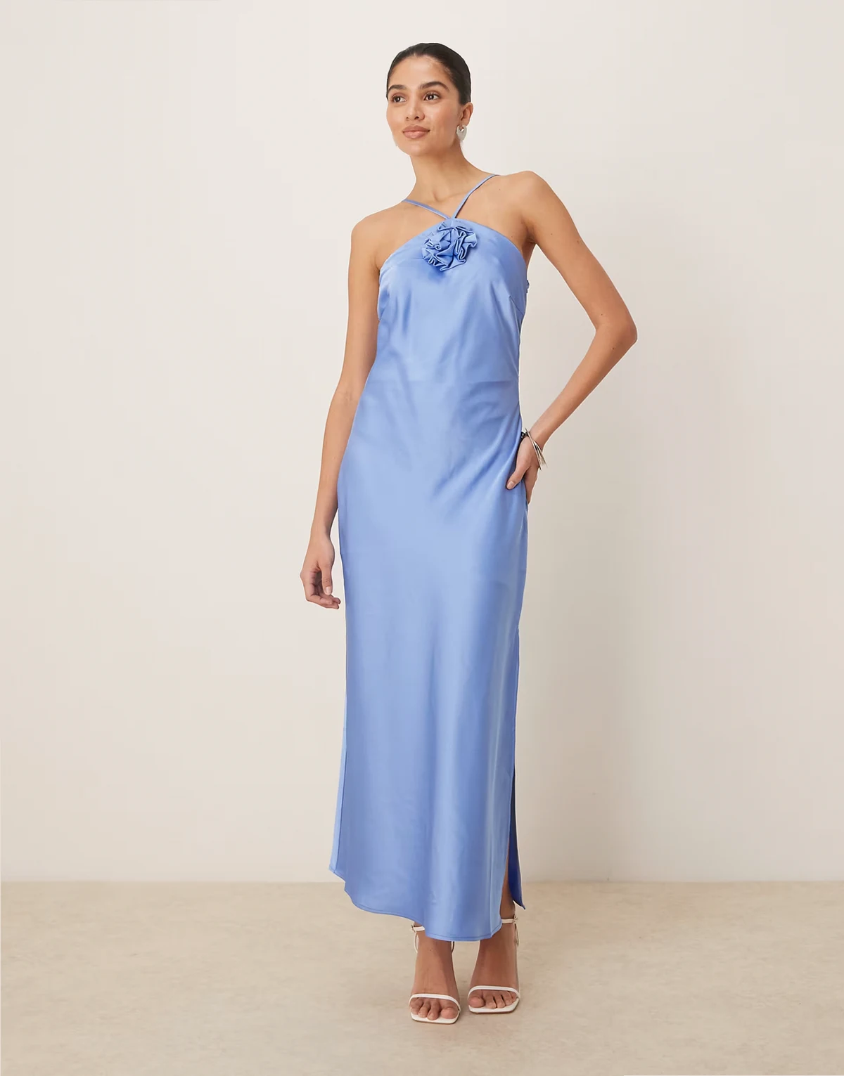– Neckholder-Maxikleid aus Satin in Provence-Blau mit Blumen-Corsage
