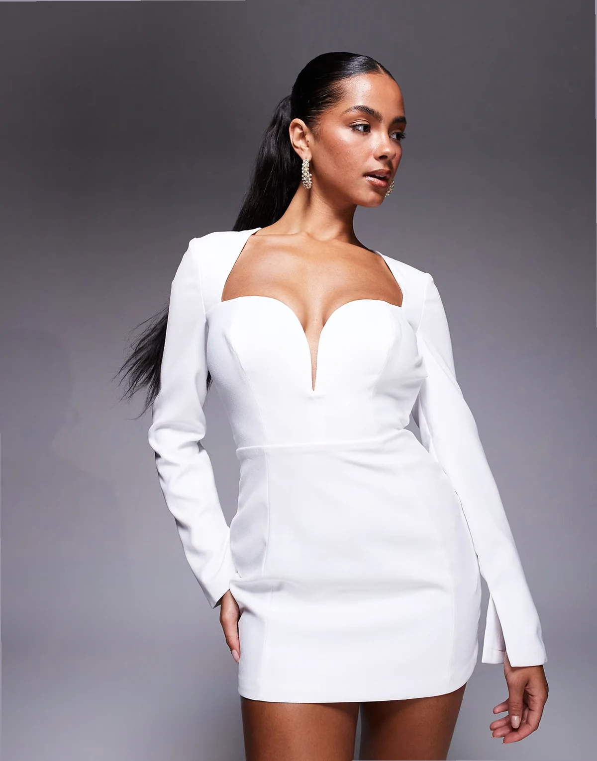 – Langärmliges Minikleid in Weiß mit Herzausschnitt