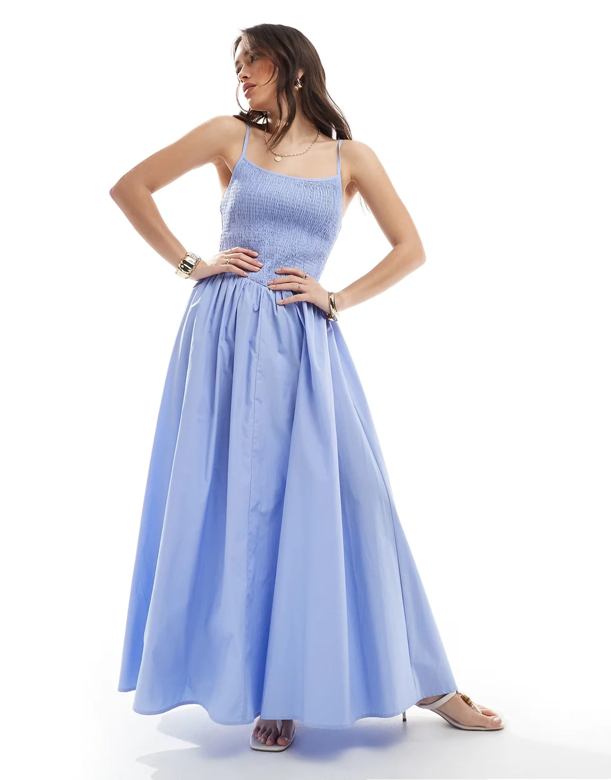 – Gesmoktes Maxi-Trägerkleid in Blau mit V-Taille und gerafftem Rockteil