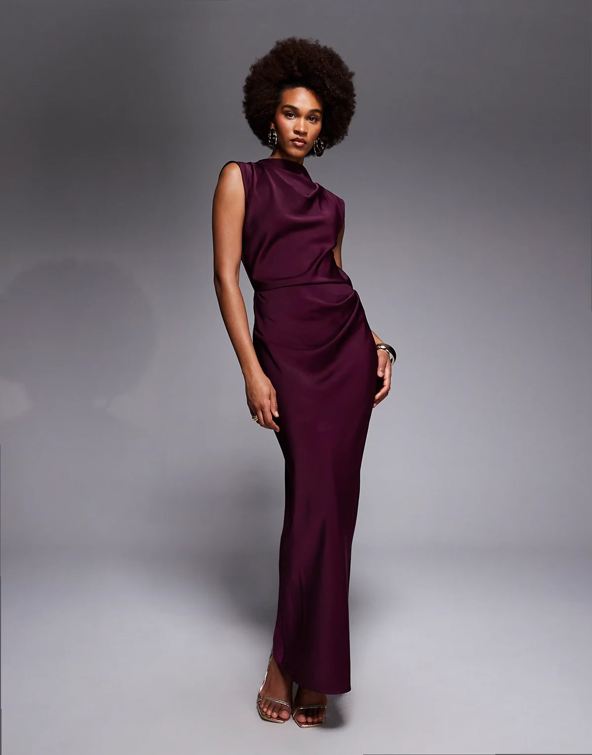 ASOS DESIGN Tall – Hochgeschlossenes Satin-Midikleid in Beerenrot mit Faltentop
