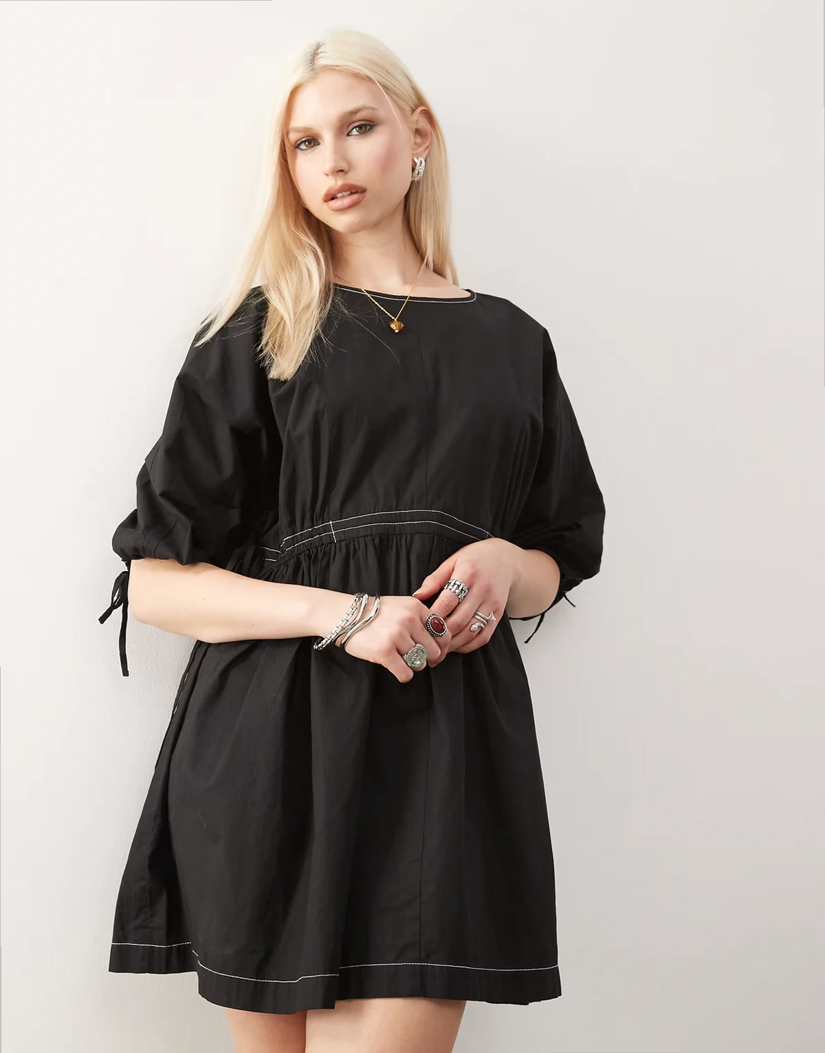 – Gesmoktes Sommerkleid in Minilänge in Schwarz