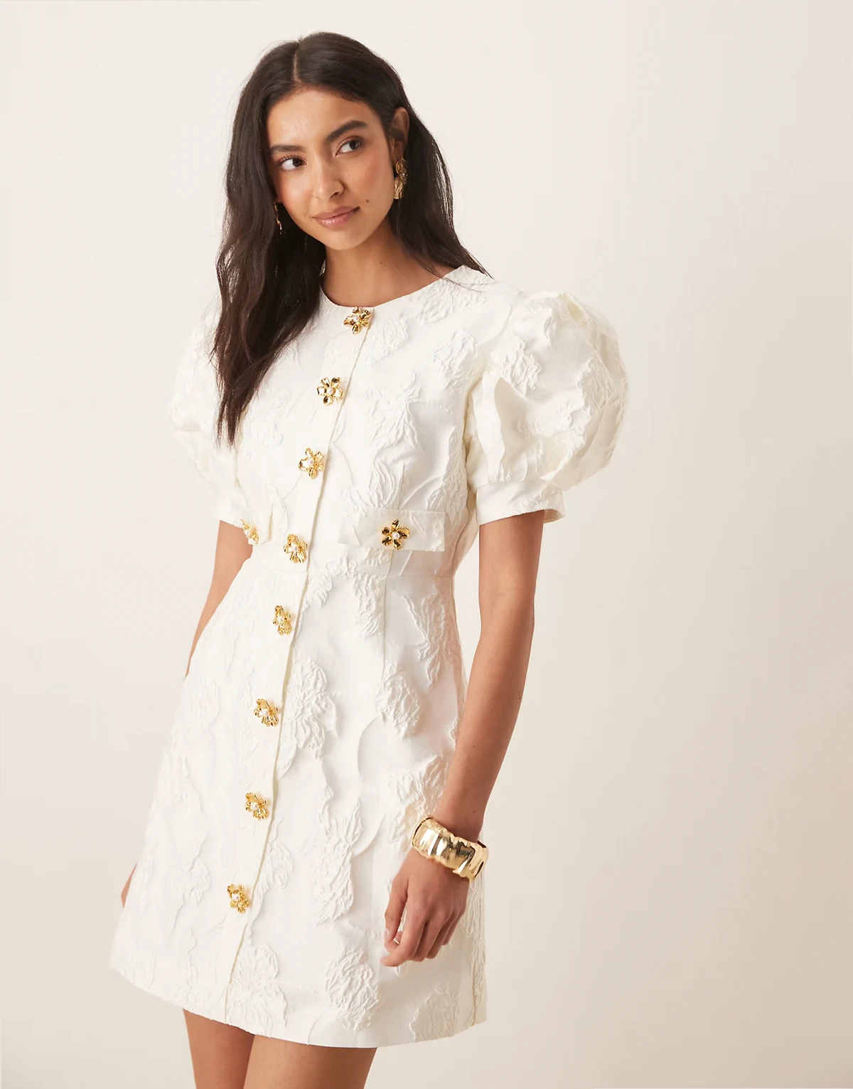 – Anemone – Jacquard-Minikleid in Elfenbeinweiß mit Puffärmeln und goldfarbenen Blumenknöpfen