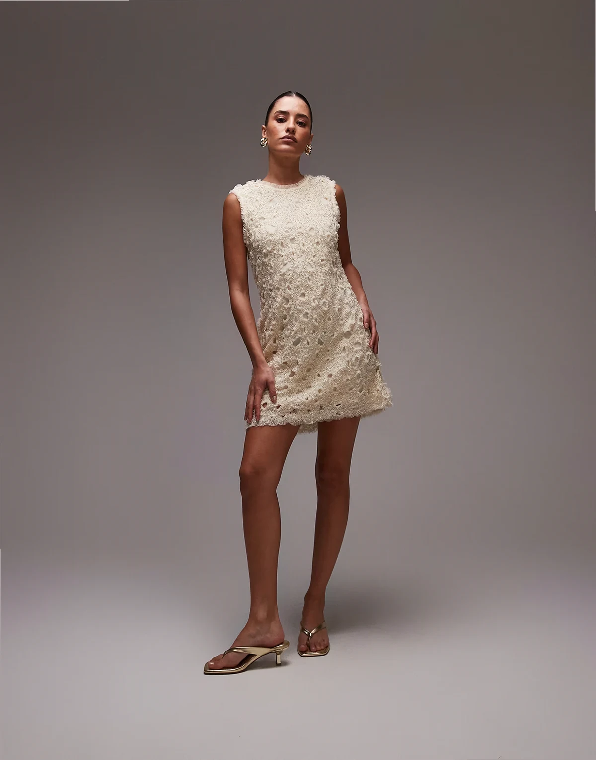 – Perlenverziertes Tüll-Minikleid in Creme mit Cut-out-Muster