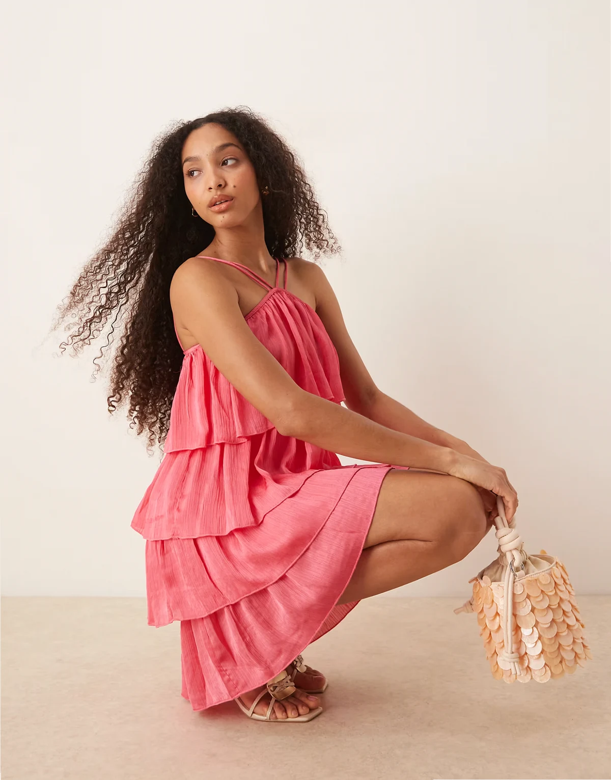 – Hochgeschlossenes Satin-Minikleid in Rosa mit Rüschen
