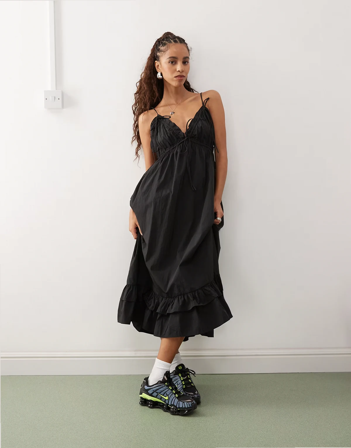 – Nylon-Midikleid in Schwarz mit weitem Rüschensaum und Camisole-Trägern