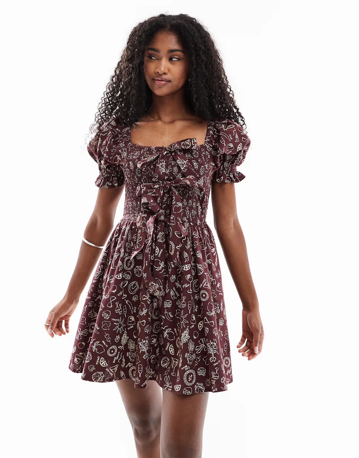 – Vorne gebundenes Minikleid in Braun mit Print mit Urlaubsmotiven und gesmoktem Dekolleté