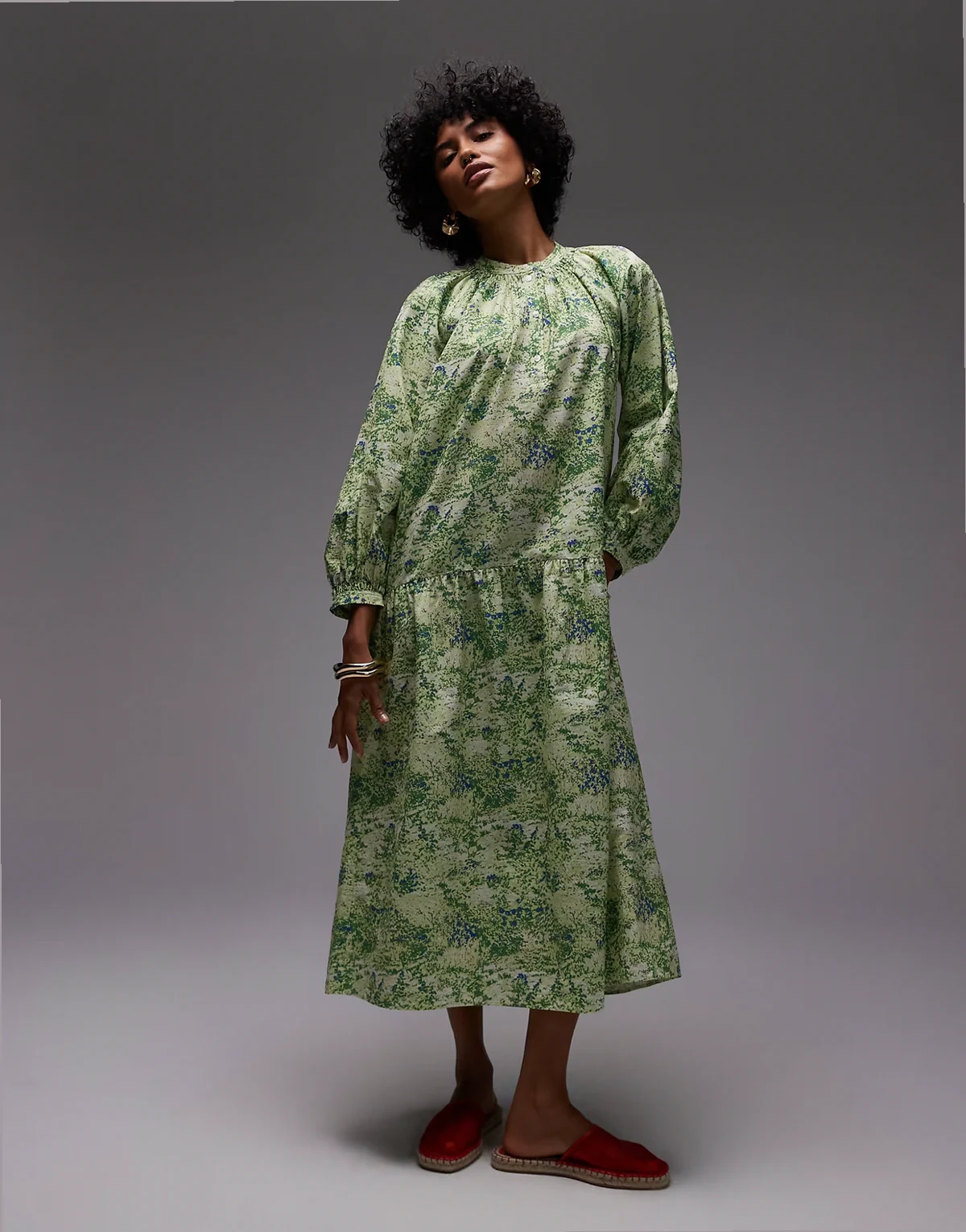 – Wadenlanges, gesmoktes Kleid aus reiner Baumwolle mit grünem Blättermuster und tiefer Taille