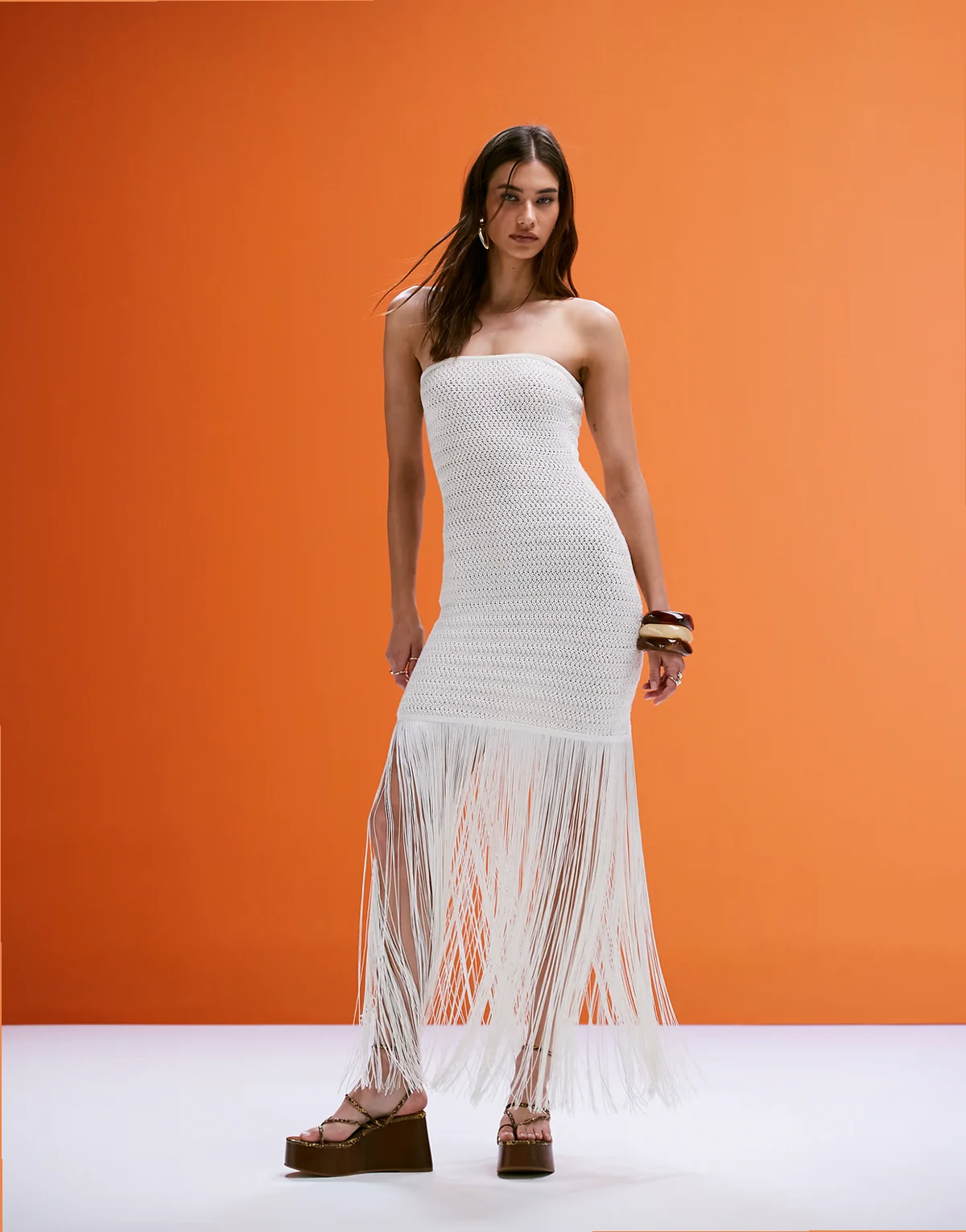 – Trägerloses Minikleid aus Häkelware in Creme mit Fransensaum