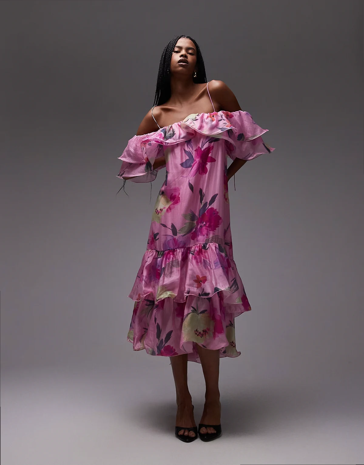 – Schulterfreies Midaxi-Kleid mit Rüschen und rosa Blumenmuster
