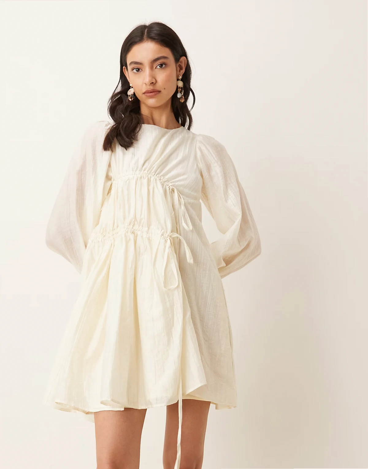 Exclusive – Kremowa sukienka mini z zebranymi rękawami i marszczeniami z wiązaniem na kokardki