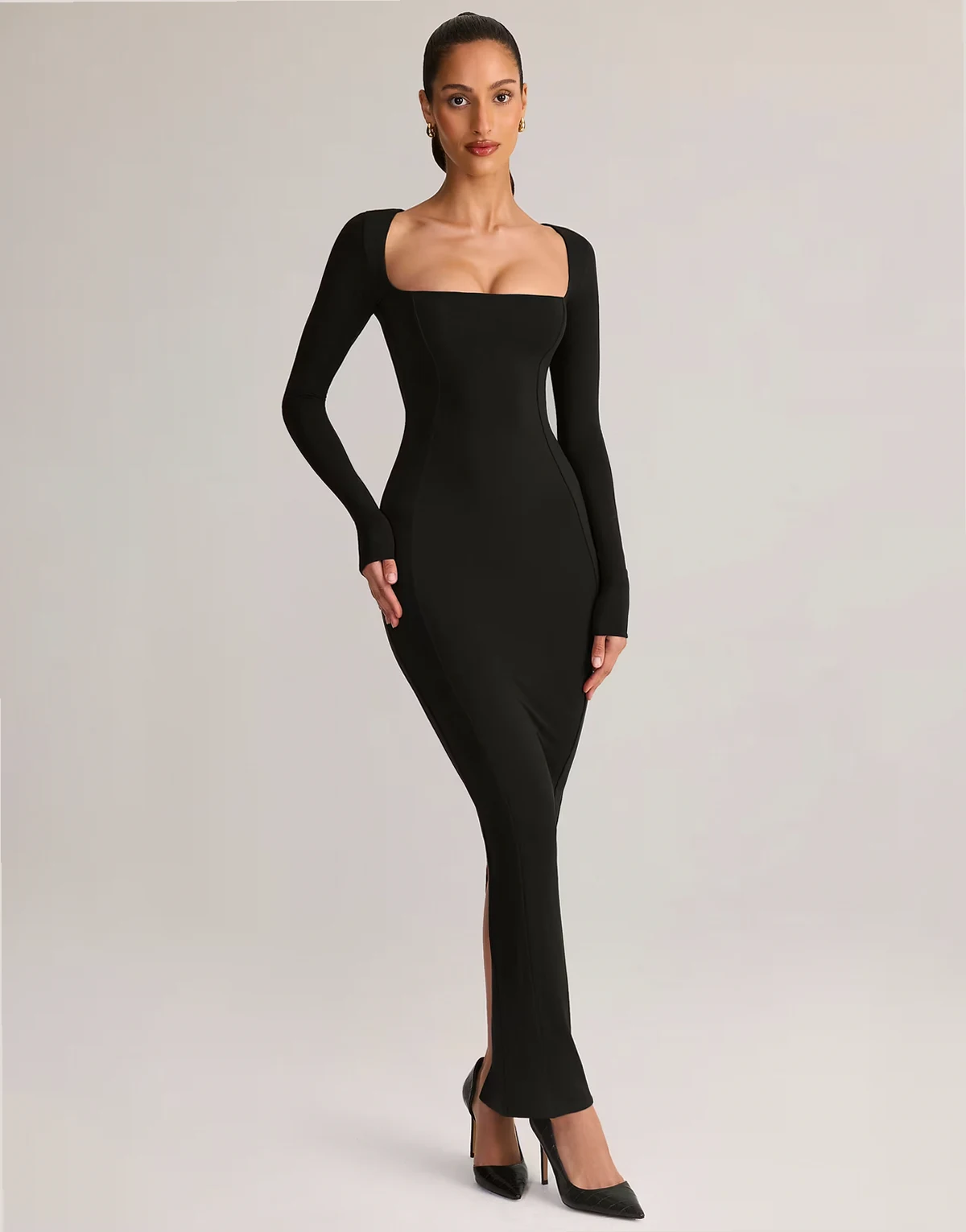 – Lux – Czarna sukienka maxi z modalu z długimi rękawami i kwadratowym dekoltem