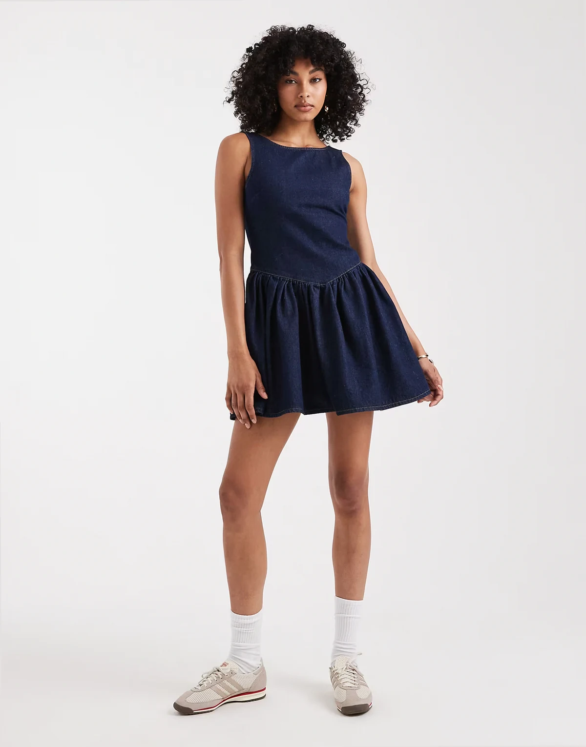 – Jeans-Minikleid in blauer Waschung mit tiefer Taille