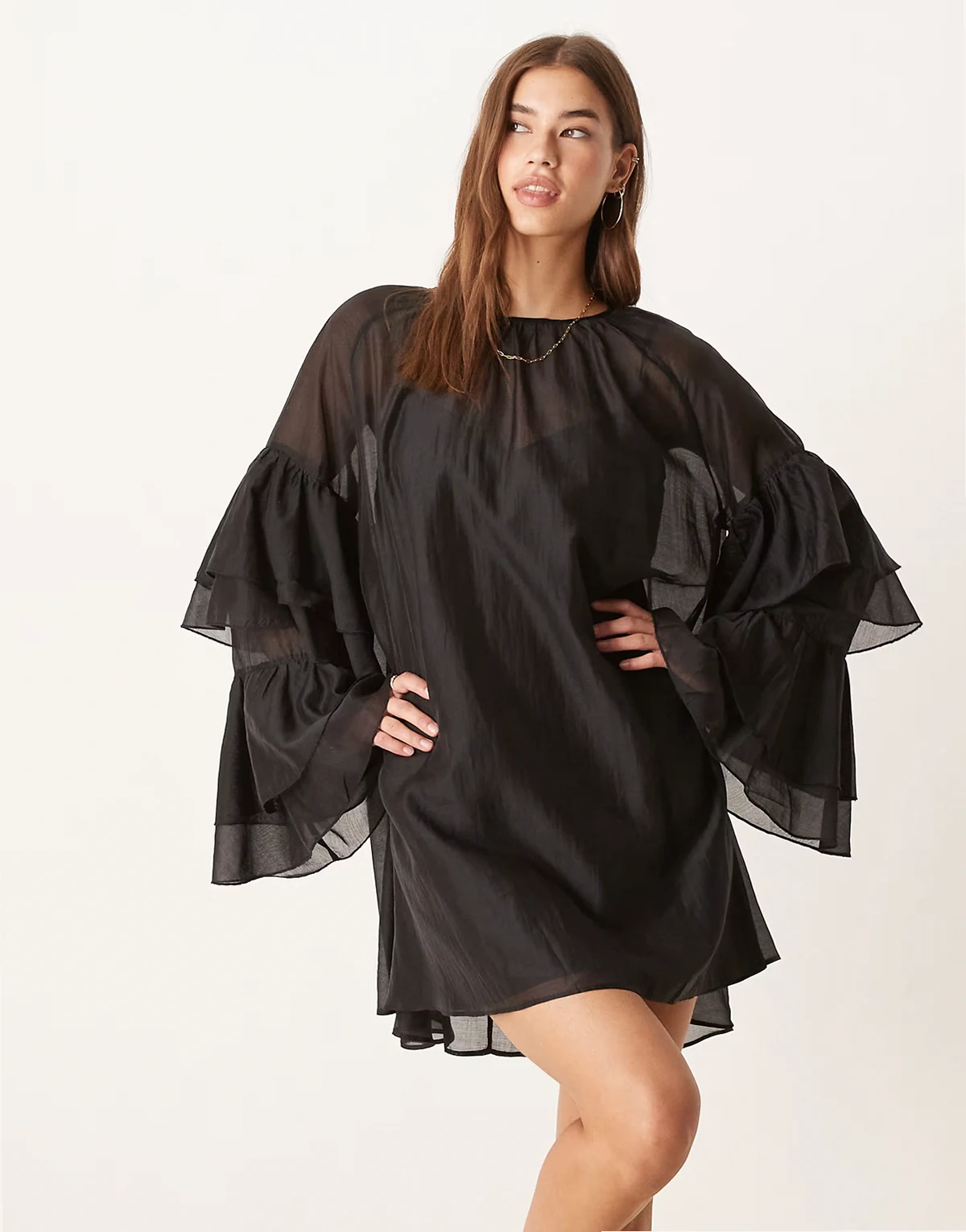 – Chiffon-Minikleid im Boho-Stil in Schwarz mit Rüschen