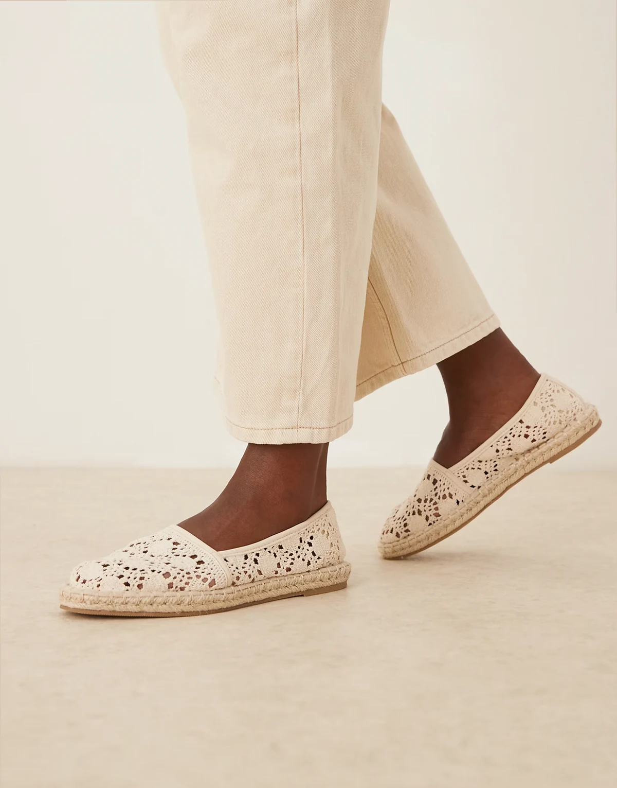 – Joey – Espadrilles aus Häkelstrick in Naturton mit geschlossener Zehenpartie