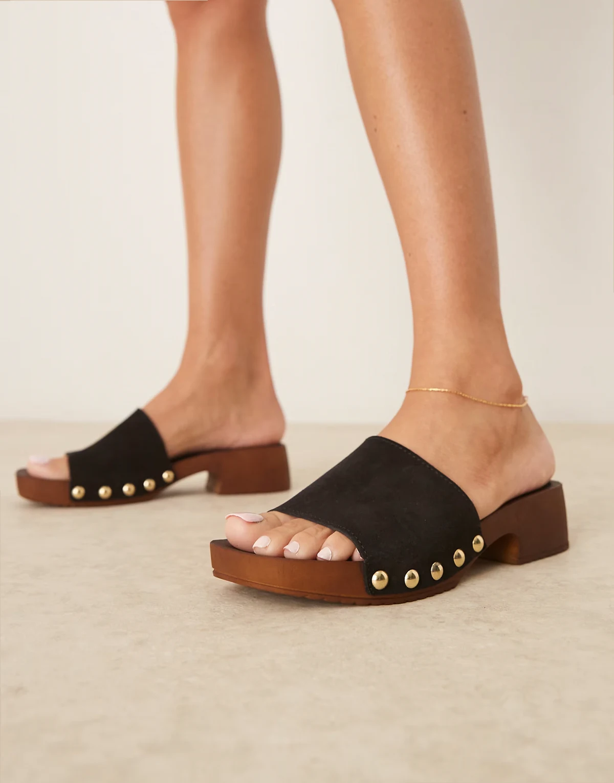 – Flare – Mules-Sandalen im Clogs-Stil aus hochwertigem Wildleder in Schwarz