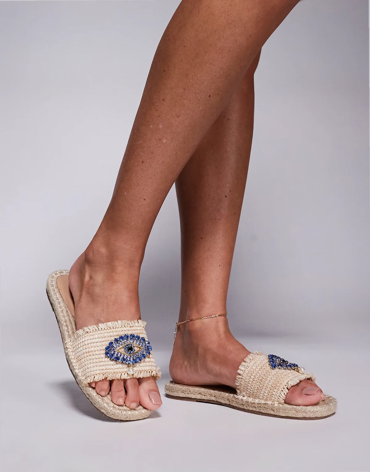 – Sandalen aus naturfarbenem Raffiabast mit Evil-Eye-Detail