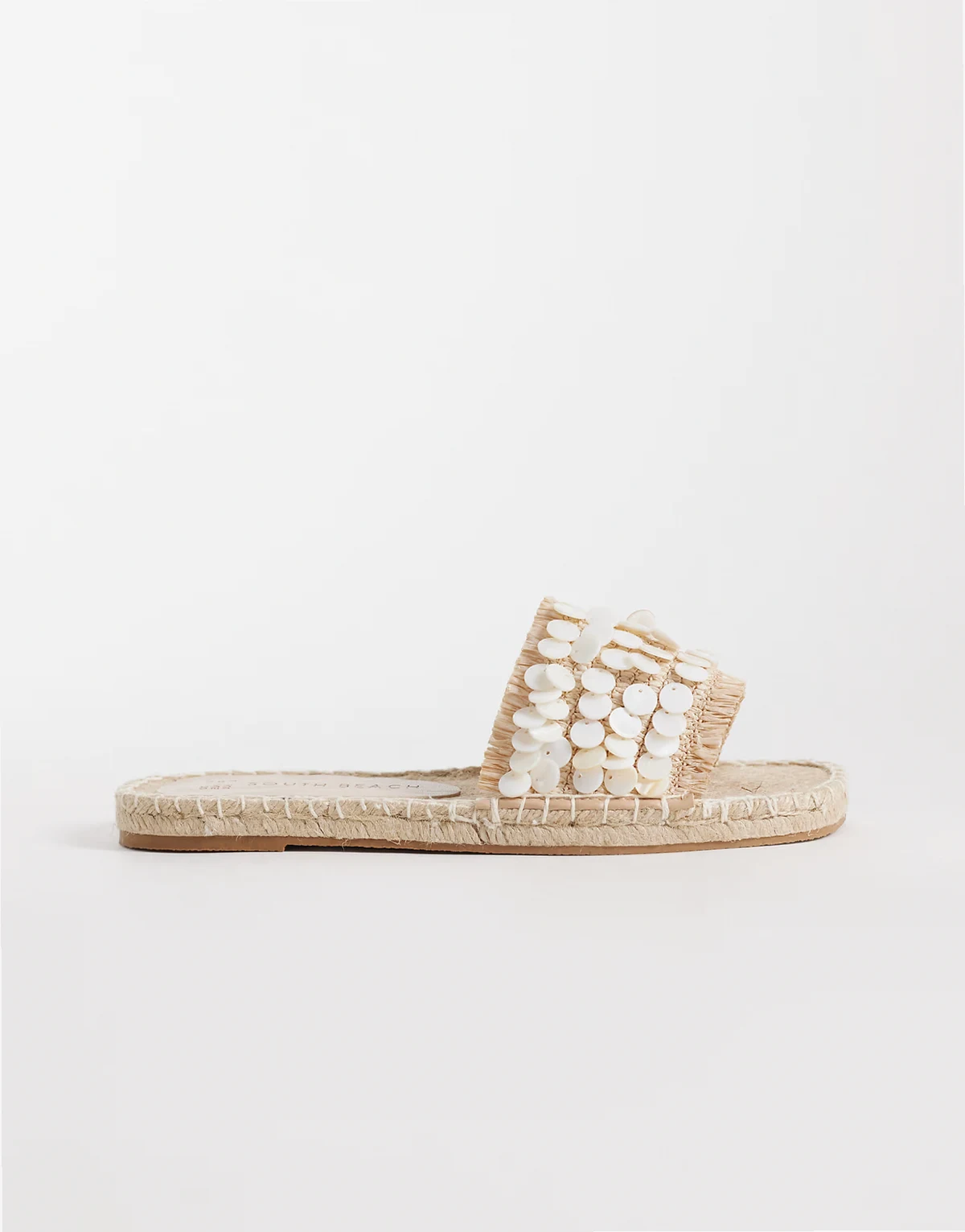 – Riemensandalen in Natur mit Muscheldetails