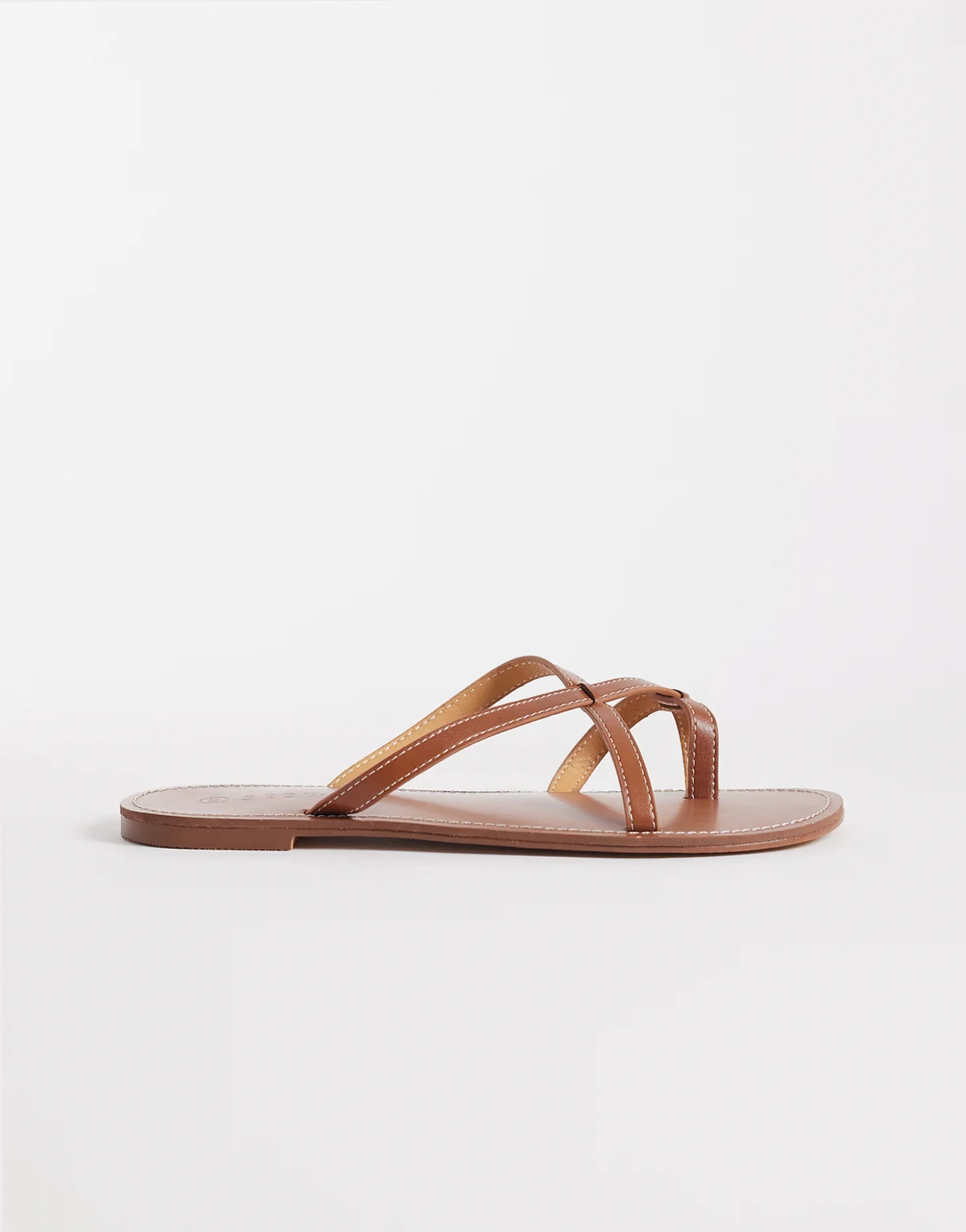 – Płaskie jasnobrązowe sandały z paskami z poliuretanu