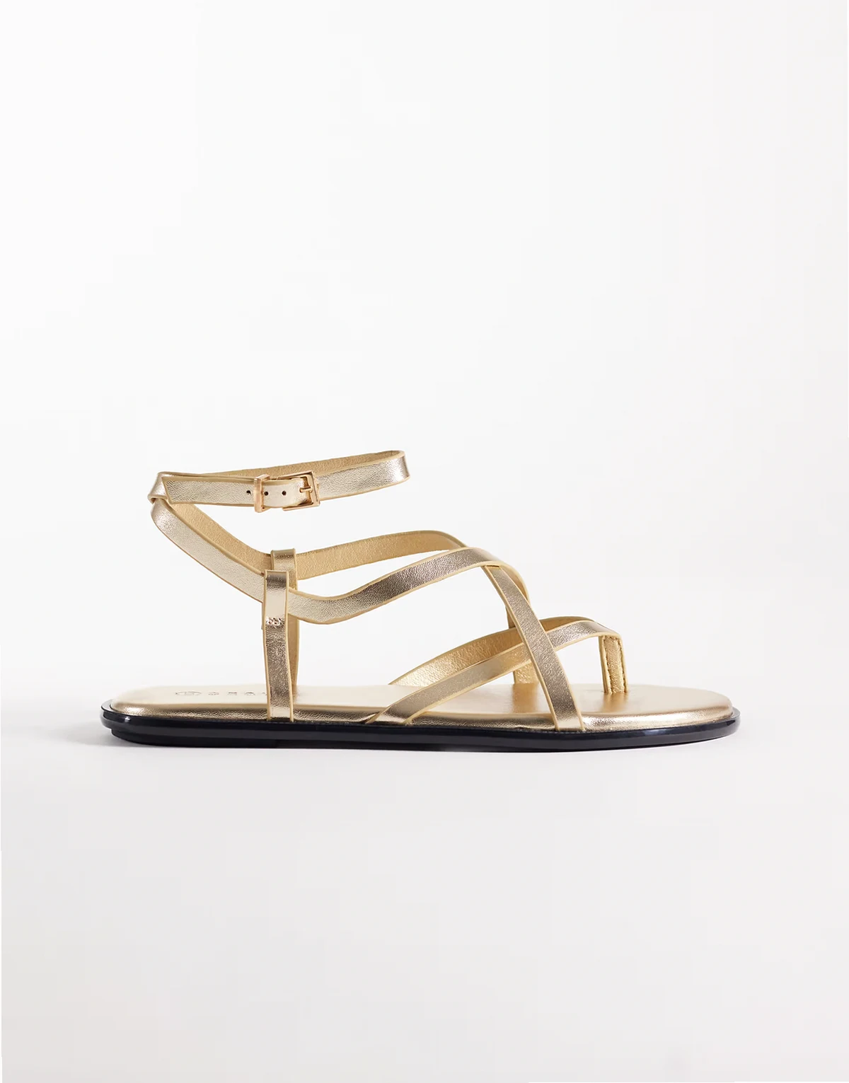 – Flache Riemchensandalen in Gold mit Schnalle
