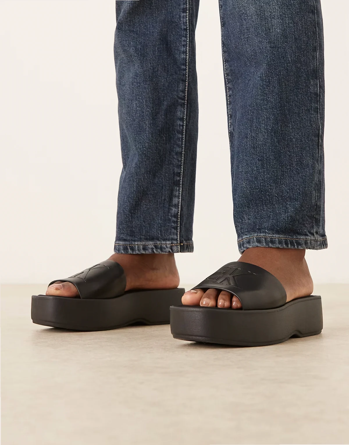 Jeans – Ledersandalen in Schwarz mit Monogramm und flacher Plateausohle