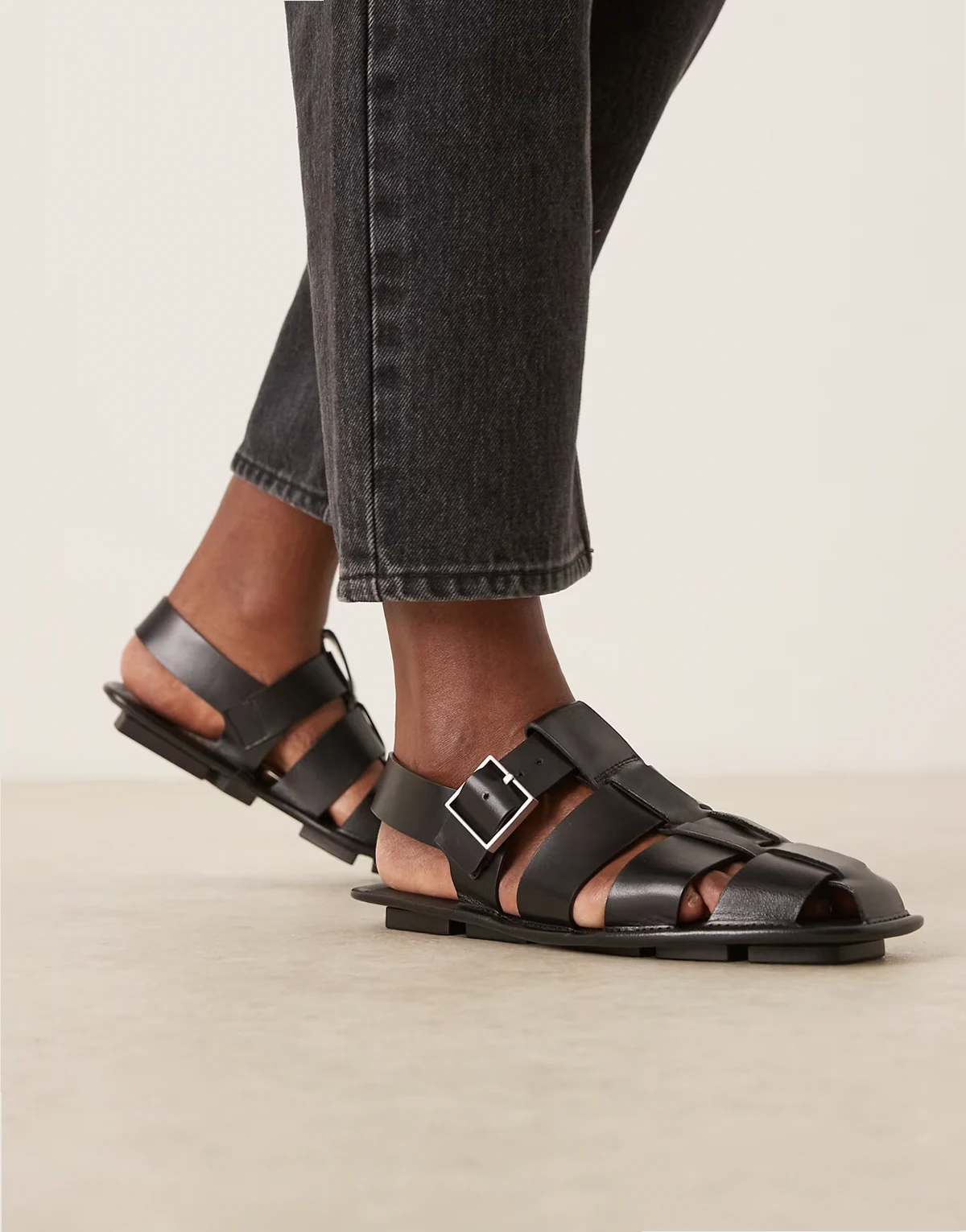 Jeans – Flache Ledersandalen in Schwarz mit Schnalle im Seemannsstil