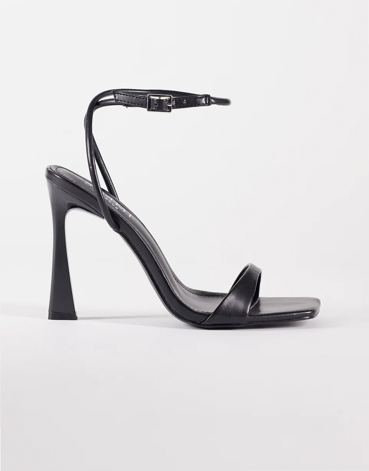 Simmi London Wide Fit – Kareena – Filigrane Sandaletten in Schwarz
