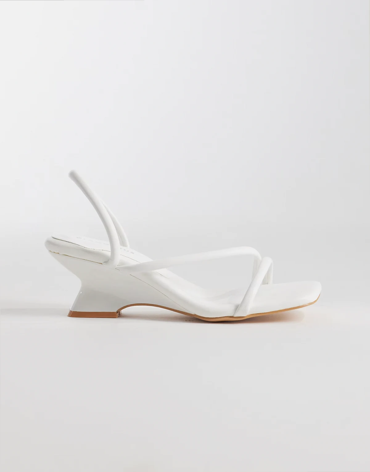 – Sandalen mit Keilabsatz in Weiß