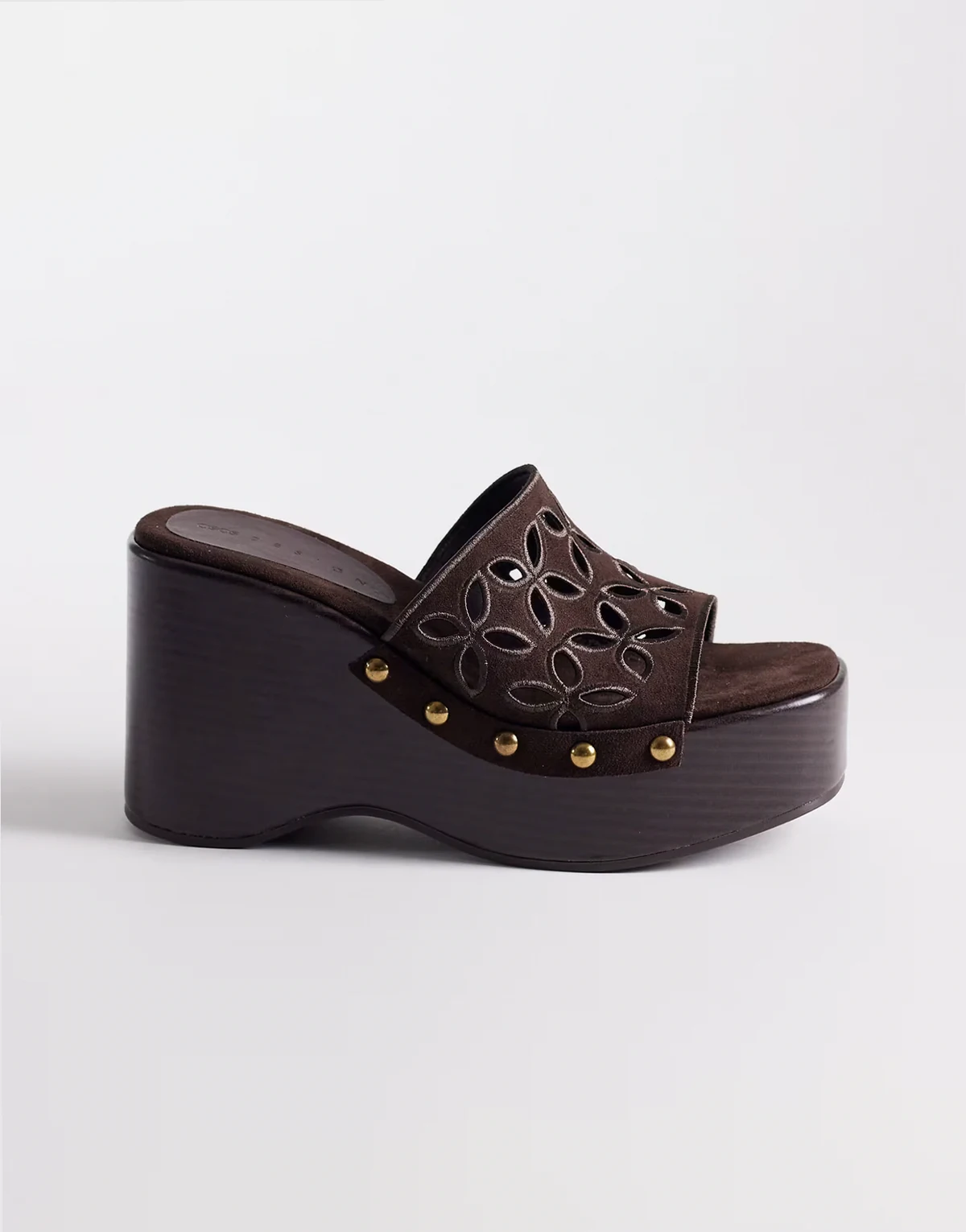 – Tilly – Keilabsatz-Sandalen aus schokobraunem Leinen mit Cut-out-Design