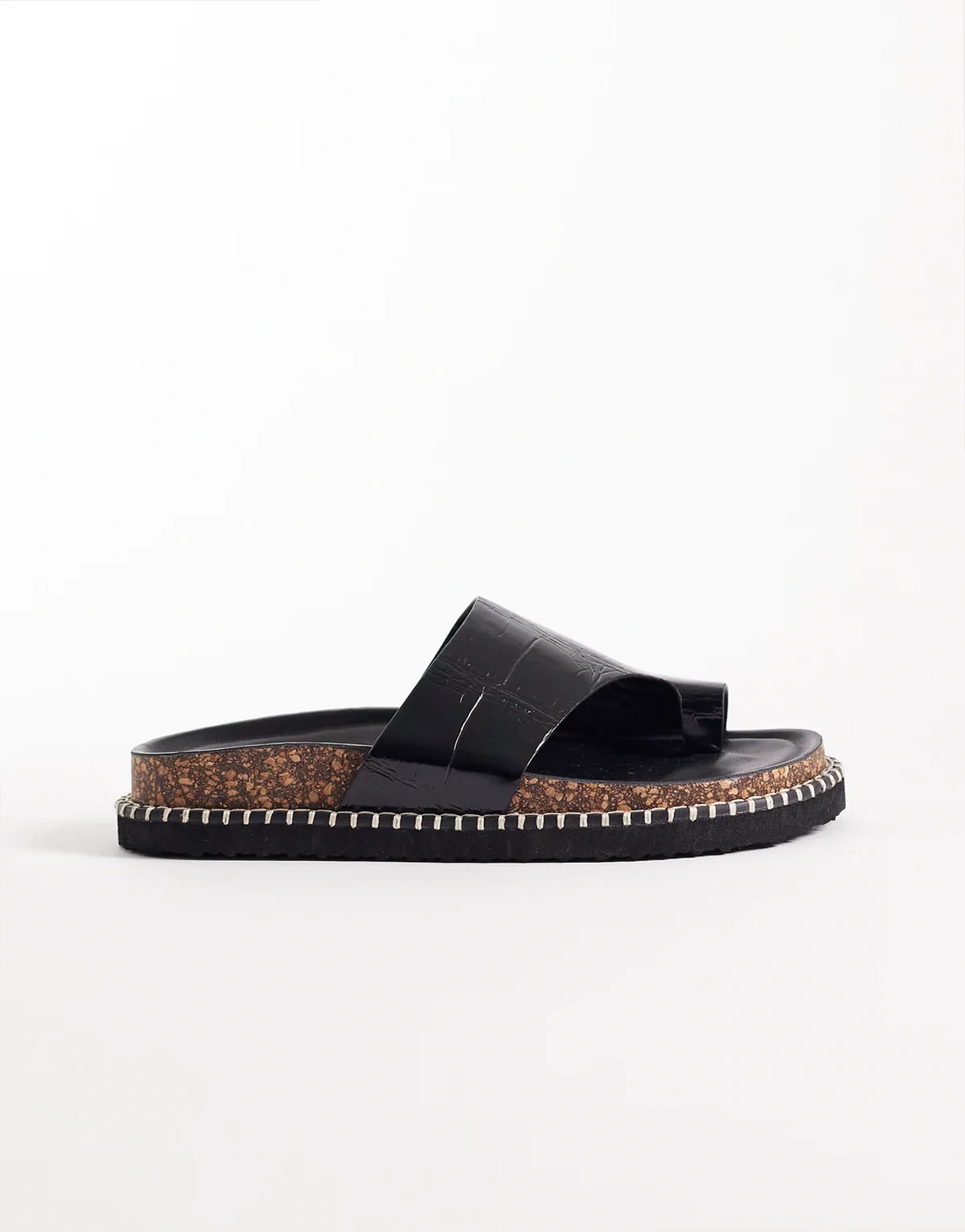 – Floris – Flache Sandalen in Kroko-Schwarz mit Zehenschlaufe