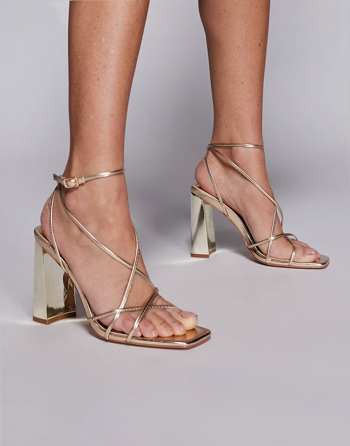 Simmi London Wide Fit – Carmela – Riemchen-Sandaletten in Gold mit Blockabsatz