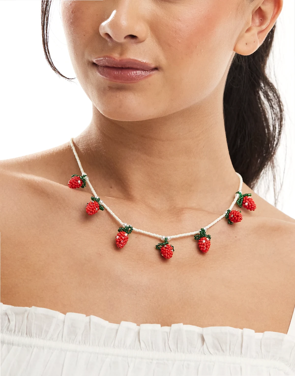 – Naszyjnik z perłami i zawieszkami z koralikami w kształcie truskawek