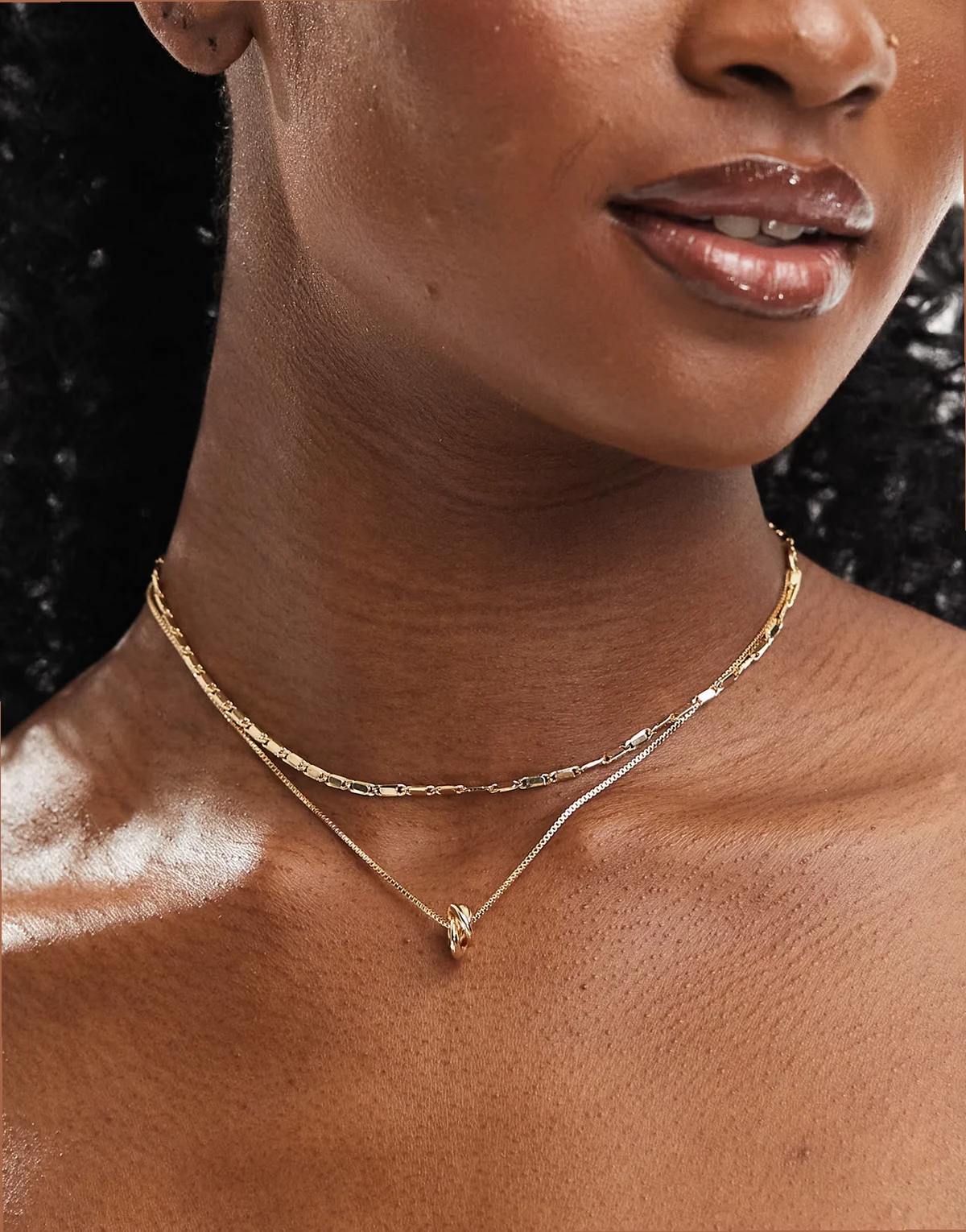 – Zestaw 2 naszyjników z teksturowanego łańcuszka i zawieszką z węzłem w odcieniu złota