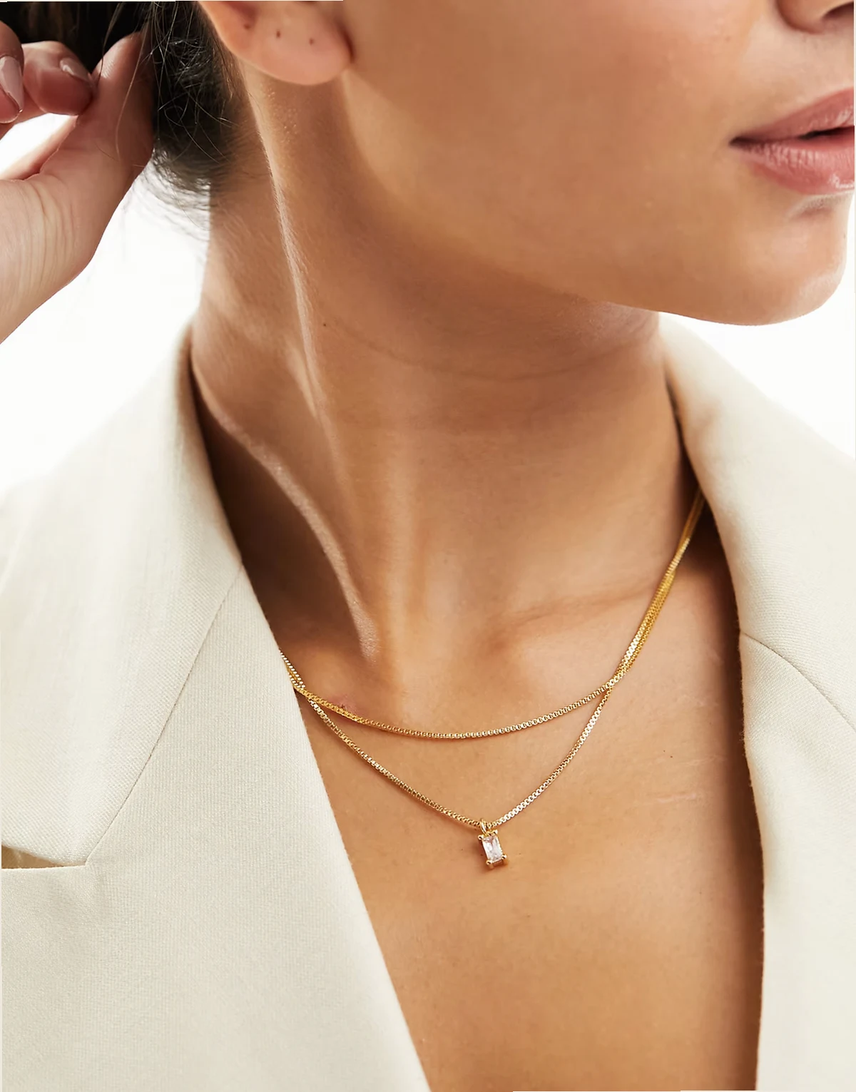 – Platerowany 14-karatowym złotem wielorzędowy naszyjnik z zawieszką z cyrkonią w torebce prezentowej