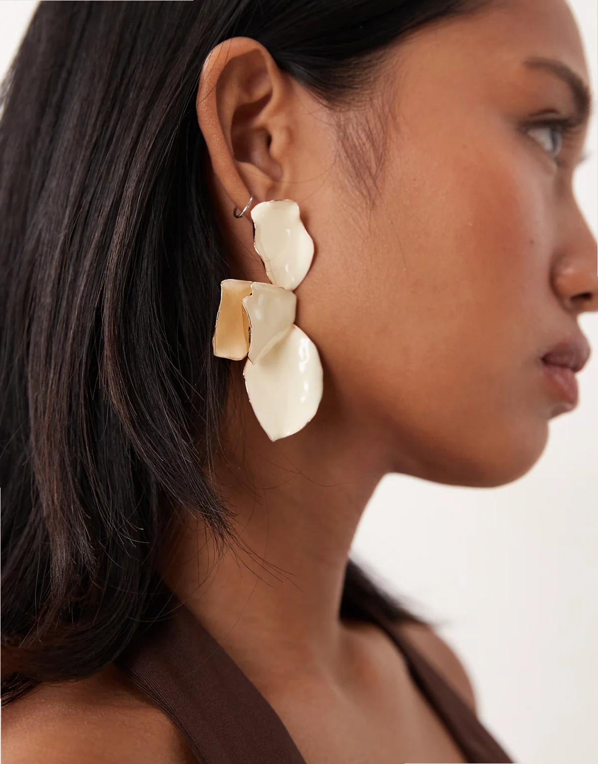 – Młotkowane kolczyki w kształcie płatków kwiatu w perłowym kolorze