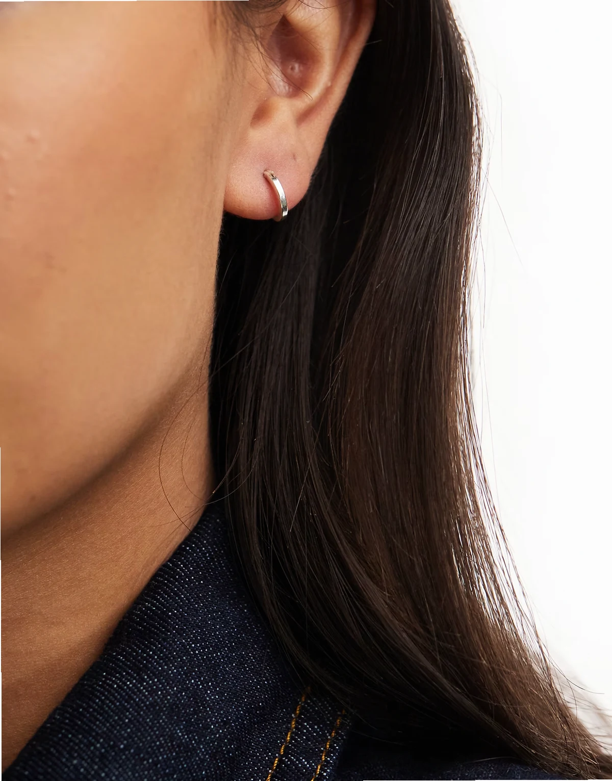 – Płaskie kolczyki-koła o średnicy 10 mm ze srebra wysokiej próby