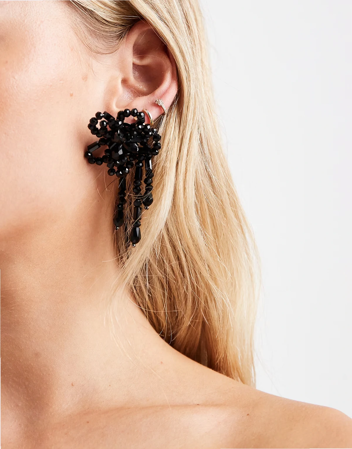 – Czarne długie kolczyki z koralików z motywem kwiatka