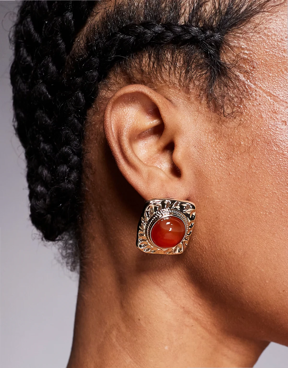 – Kolczyki wkrętki w odcieniu złota w stylu vintage z bursztynowymi kamieniami