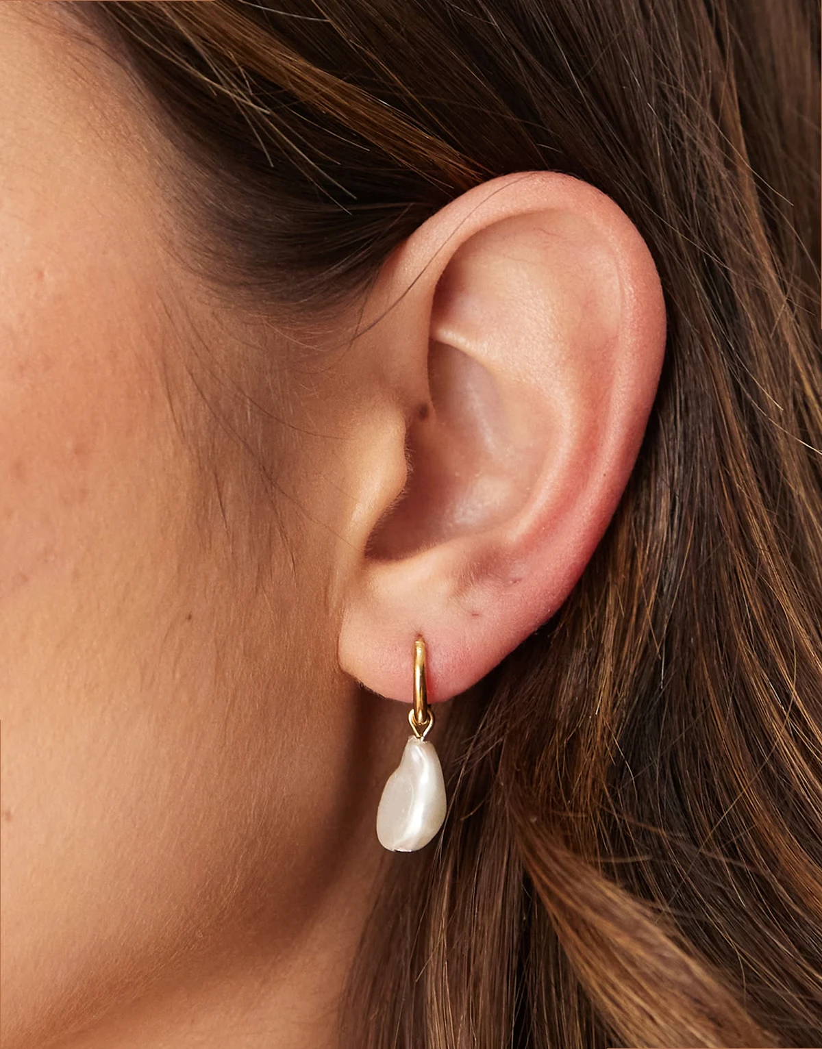 small huggie hoop earrings with pearl charm in 18ct gold plated stainless steel