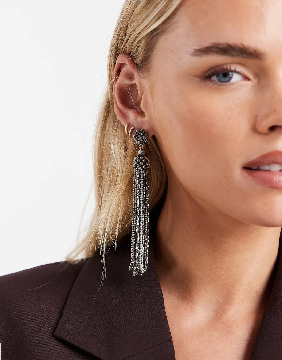 – Długie kolczyki z frędzlami z koralikami w ciemnym odcieniu srebra