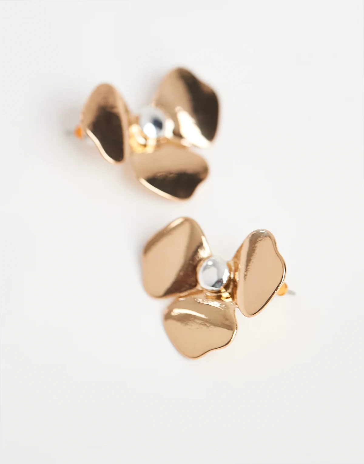 – Kolczyki wkrętki w kształcie kwiatów w srebrnym i złotym kolorze