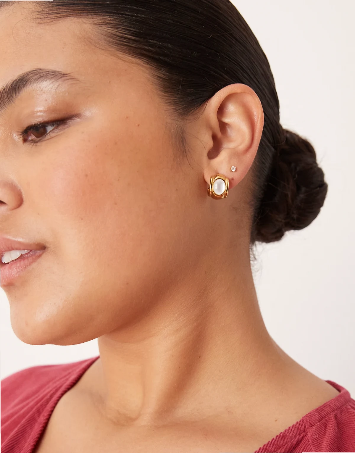 Hoop earrings with white stone in 18K gold plated